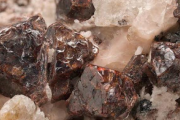 RDC : à la découverte du pyrochlore, minerai plus cher que le coltan, pillé clandestinement par le Rwanda et l'Ouganda