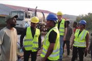 Construction de la ferme « Maki ya Congo » : le président de la Fondation MABIJ inspecte les travaux à Kasangulu