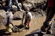 Enfants dans les mines de cobalt: plainte contre des géants du web