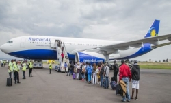 RDC: Kenya Airways réclame la libération de 2 de ses agents détenus par la DEMIAP qui auraient failli faciliter la sortie du pays des mâles d’argent sans documents